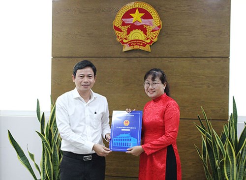 
Trao quyết định cán bộ quản lý ngành giáo dục